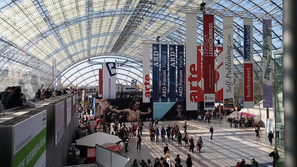 Foto zeigt die Eingangshalle der Leipziger Buchmesse. (verweist auf: BKG auf der Leipziger Buchmesse 2024)