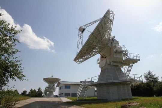Bild zeigt die Twin-Teleskope Wettzell mit Betriebsgebäude