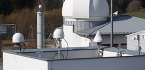 Bild zeigt einige GNSS-Antennen auf dem Beobachtungsturm des Observatoriums
