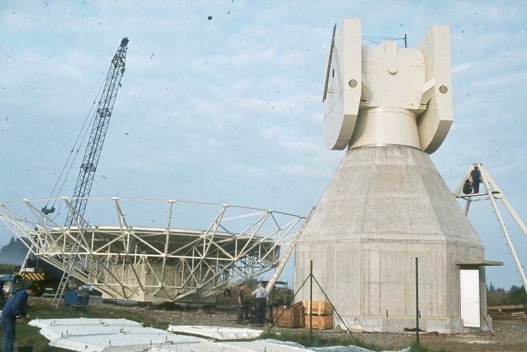 Abbildung zeigt den Bau des 20-Meter-Radioteleskops