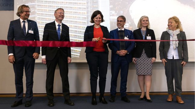 Frau Staatssekretärin Juliane Seifert zerschneidet anlässlich der Eröffnung des "Global Geodetic Centre of Excellence" in Bonn ein rotes Band