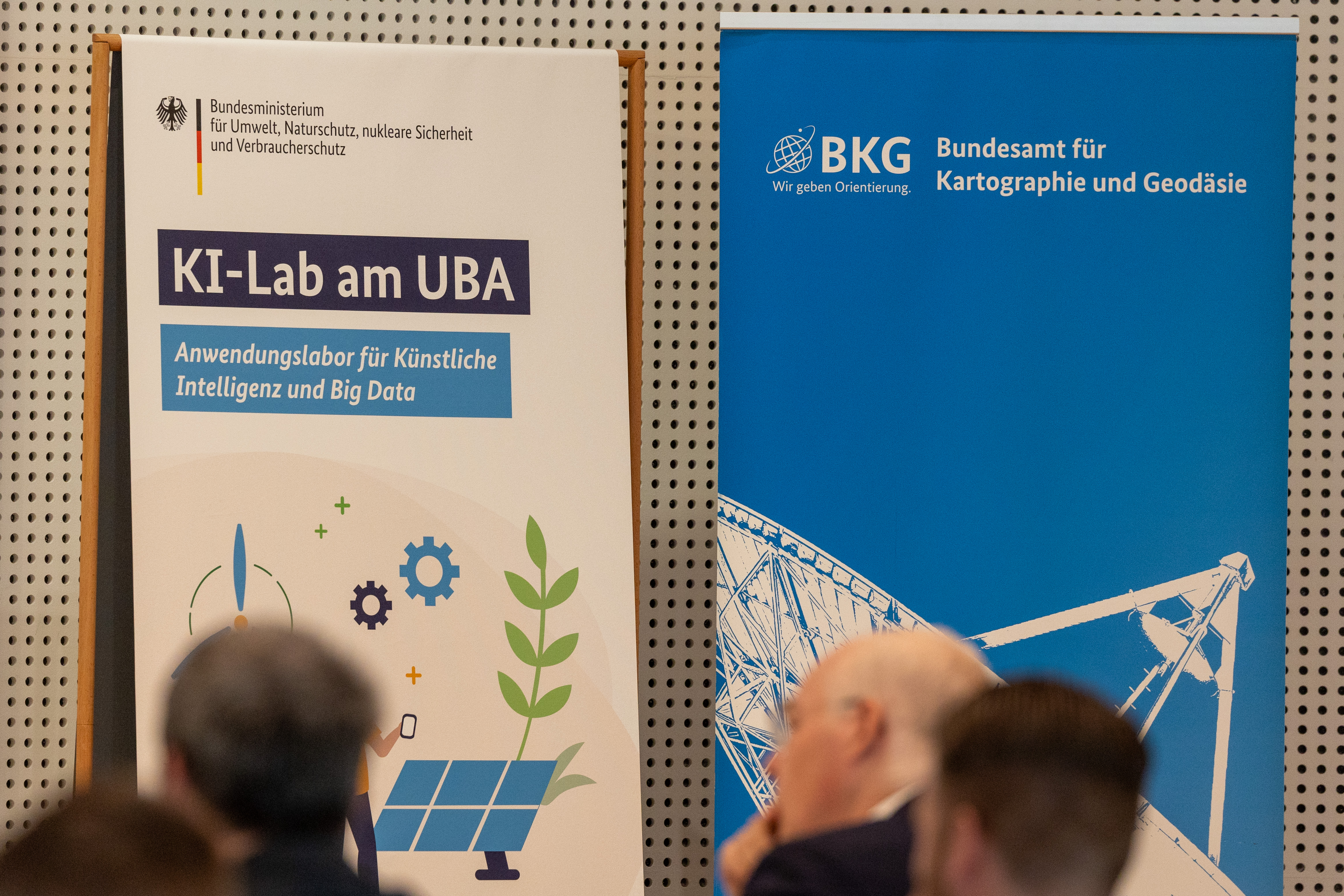 Zwei Plakate. Das linke Plakat enhält den Text: KI-Lab am UBA - Anwendungslabor für Künstliche Intelligenz und Big Data. Das rechte Plakat ist vom Bundesamt für Kartographie und Geodäsie und zeigt ein stilisiertes Radioteleskop. Zwei Plakate. Das linke Plakat enhält den Text: KI-Lab am UBA - Anwendungslabor für Künstliche Intelligenz und Big Data. Das rechte Plakat ist vom Bundesamt für Kartographie und Geodäsie und zeigt ein stilisiertes Radioteleskop.