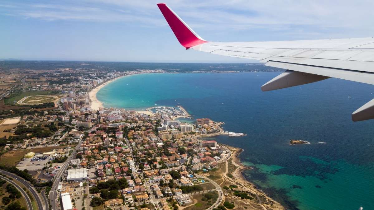 Flugzeug im Landeanflug auf die Insel Mallorca