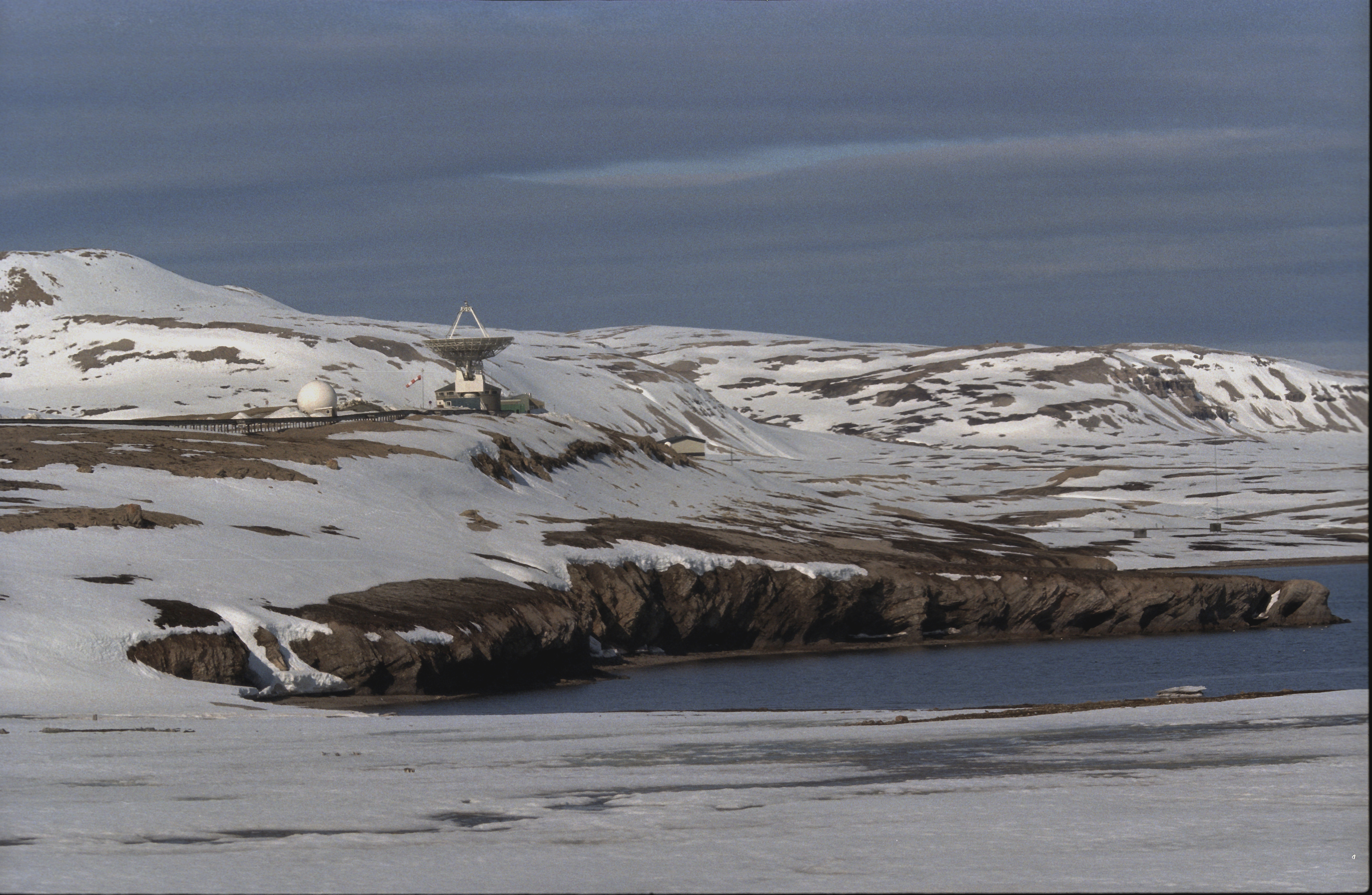 Ein Radioteleskop der Kongsfjord Telemetriestation auf Spitzbergen