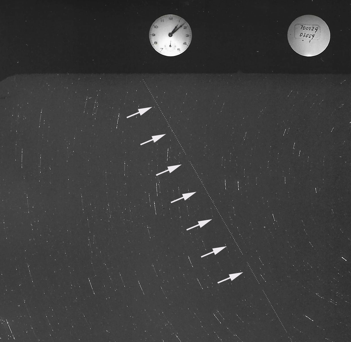 Ausschnitt aus einer Strichspuraufnahme eines Satellitendurchgangs