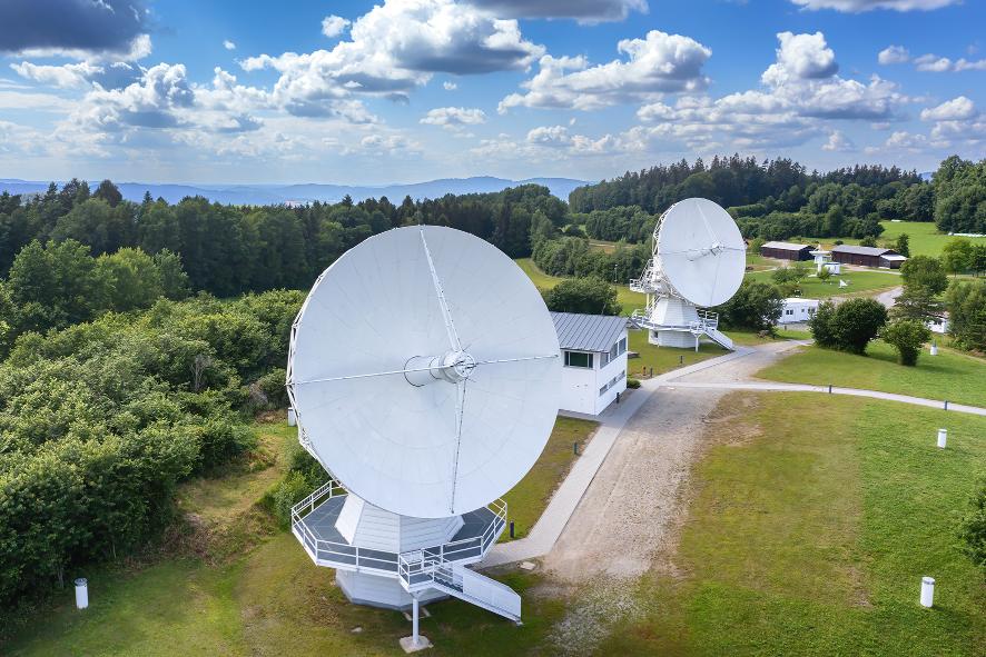 Bild zeigt Radioteleskope auf dem Geodätischen Observatorium Wettzell im Bayerischen Wald Bild zeigt Radioteleskope auf dem Geodätischen Observatorium Wettzell im Bayerischen Wald