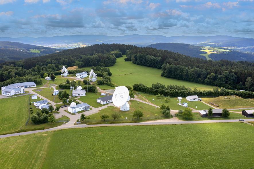 Bild zeigt eine Ansicht von oben auf das Geodätische Observatorium Wettzell im Bayerischen Wald Bild zeigt eine Ansicht von oben auf das Geodätische Observatorium Wettzell im Bayerischen Wald