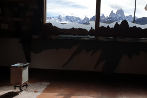 Das Bild zeigt ein SCINTREX CG5 Relativgravimeter und im Hintergrund ein Bergpanorama