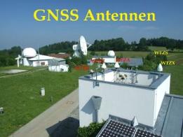 Bild zeigt die GNSS-Antennen auf dem Beobachtungsturm des Observatoriums