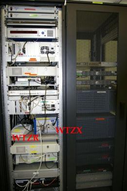 Bild zeigt das Elektronik-Rack mit den Receivern WTZR und WTZX und allen Steuer-PCs