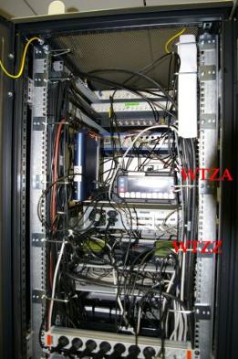 Bild zeigt die Rückseite des Elektronik-Racks mit den Receivern WTZA und WTZZ