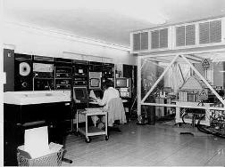 Bild zeigt die dritte Generation von SRS-Systemen mit Arbeitsplatz und Laser