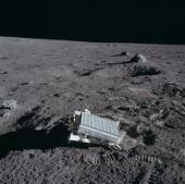 Bild zeigt ein Reflektor-Array der Apollo-14-Mission auf dem Mond