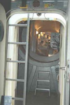 Bild zeigt den Durchgang zwischen Azimut- und Elevationskabine im Radioteleskop Bild zeigt den Durchgang zwischen Azimut- und Elevationskabine im Radioteleskop