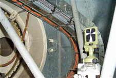 Bild zeigt eine Kabelschleppe im Radioteleskop Bild zeigt eine Kabelschleppe im Radioteleskop