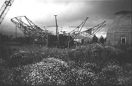Bild zeigt den Beginn der Montagearbeiten am Antennenreflektor im Jahre 1982