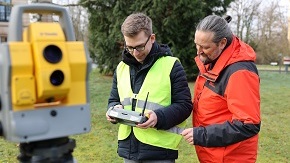 verweist auf: Ausbildung Bild zeigt einen Ausbilder und einen Azubi bei Messübungen (verweist auf: Ausbildung)