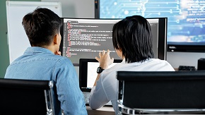 verweist auf: Praktikum Bild zeigt zwei Menschen vor einem PC (verweist auf: Praktikum)