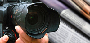Bild zeigt eine Fotokamera und Zeitungen (verweist auf: Presse)