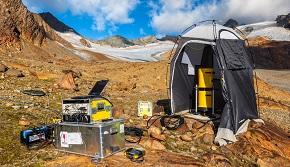 verweist auf: Schweremessungen Bild zeigt das Absolutgravimeter bei Schweremessung am Vernagtferner (verweist auf: Schweremessungen)