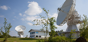 Bild zeigt die Twin-Teleskope mit Betriebsgebäude (verweist auf: Twin-Teleskope Wettzell)